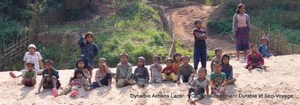 Enfants d'un village au bord de la riviére Nam Ou 300 X 105